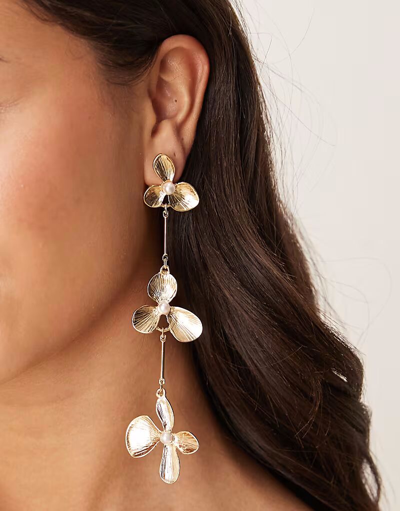 Серьги-гвоздики с тройными цветочными каплями золотистого оттенка Asos Design
Серьги-гвоздики с тройными цветочными каплями золотистого оттенка Asos Design