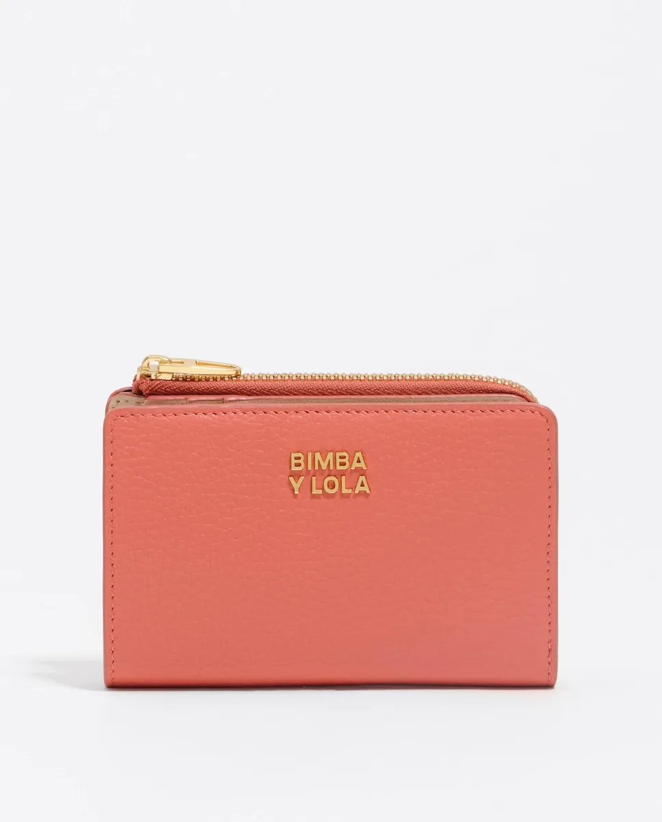 Женский кошелек на молнии из кожи цвета жевательной резинки Bimba y Lola
Женский кошелек на молнии из кожи цвета жевательной резинки Bimba y Lola