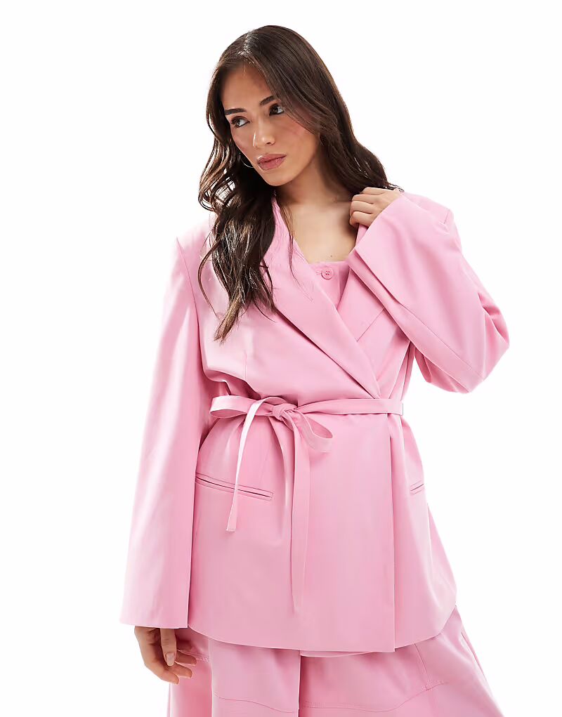ASOS DESIGN приталенный свободный блейзер с завязкой на талии розового цвета
ASOS DESIGN приталенный свободный блейзер с завязкой на талии розового цвета