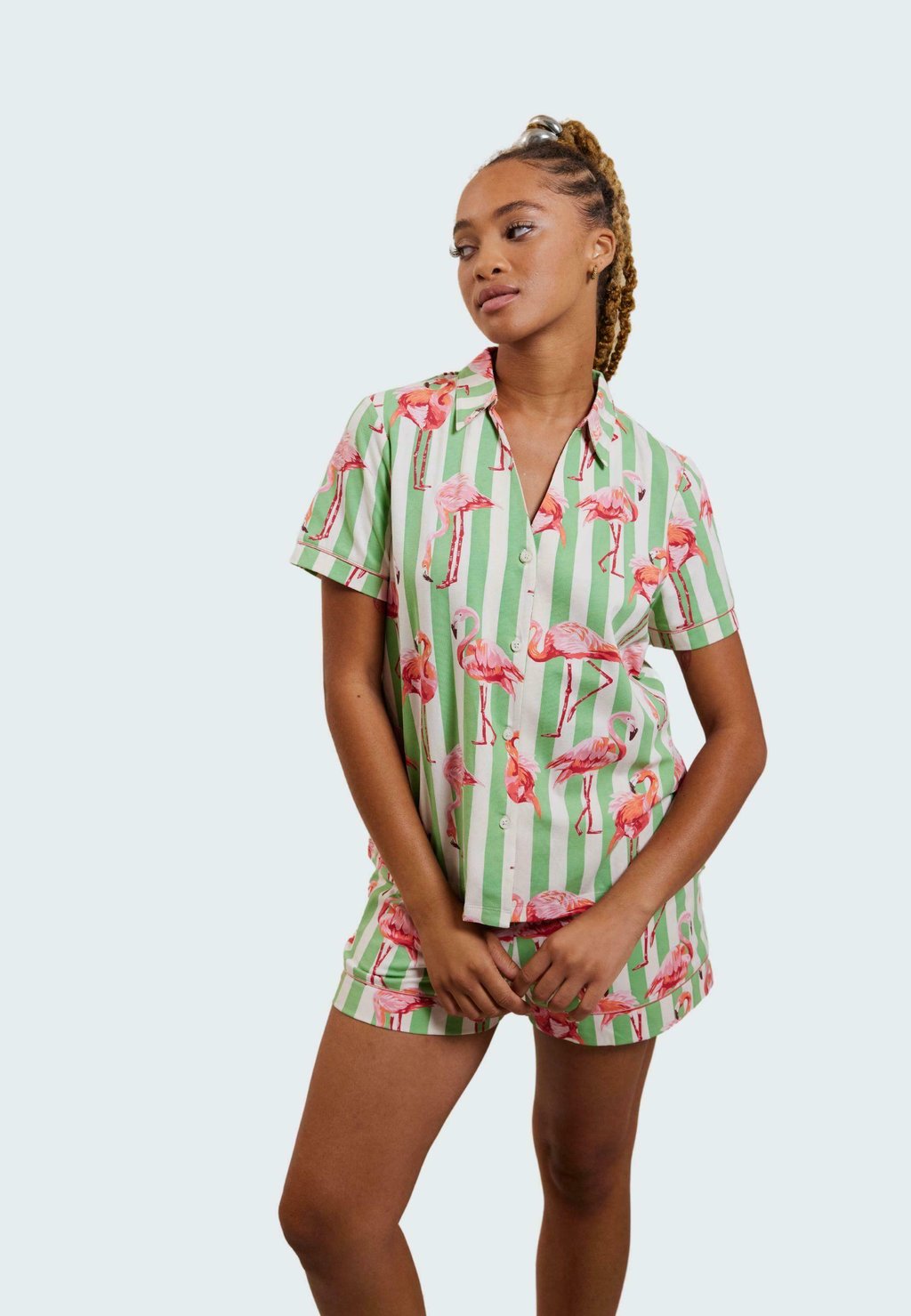 Пижамный комплект FLAMINGO STRIPE PRINT SET - Pyjamas Chelsea Peers, зеленый
Пижамный комплект FLAMINGO STRIPE PRINT SET - Pyjamas Chelsea Peers, зеленый