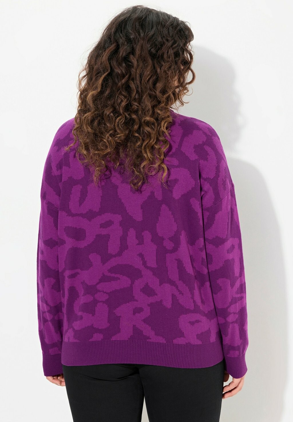Джемпер BUCHSTABEN ROLLKRAGEN LANGARM Ulla Popken, фиолетовый 
Джемпер BUCHSTABEN ROLLKRAGEN LANGARM Ulla Popken, фиолетовый