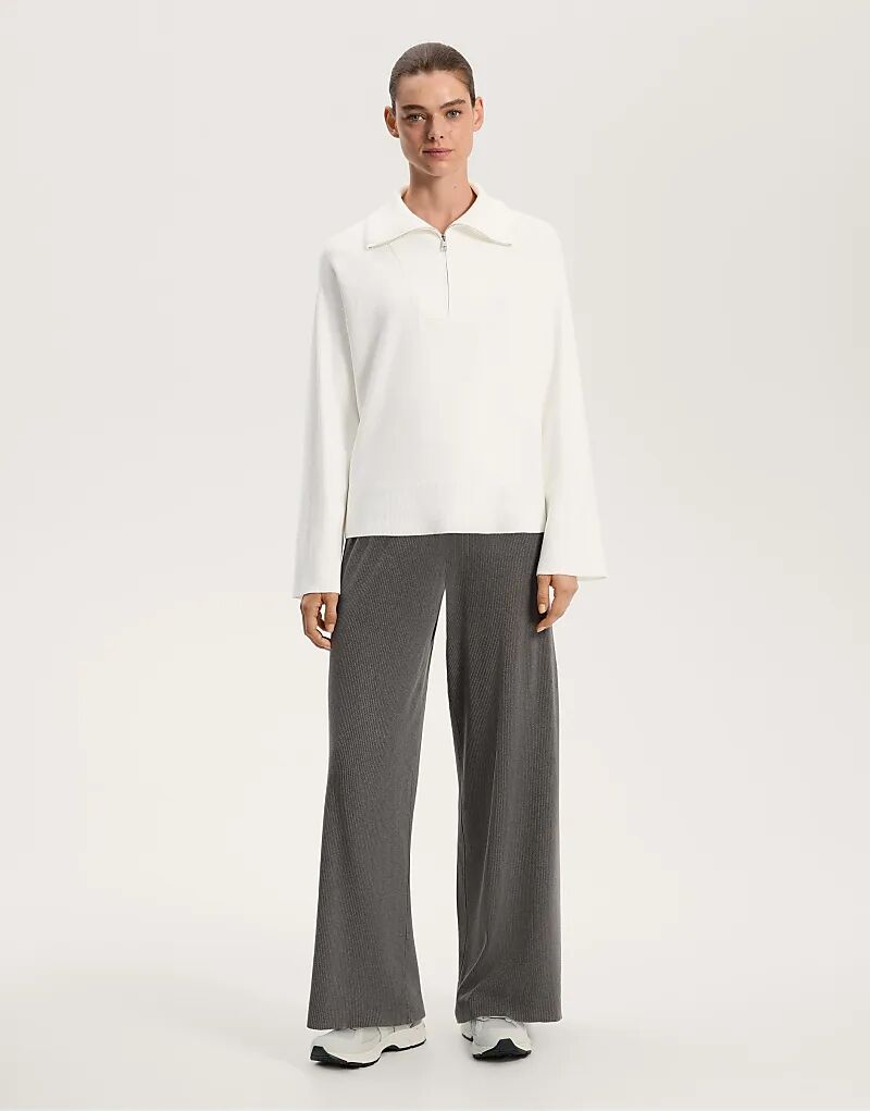 Джемпер OYSHO Knit с застежкой-молнией на половину длины в цвете «кремовый»
Джемпер OYSHO Knit с застежкой-молнией на половину длины в цвете «кремовый»