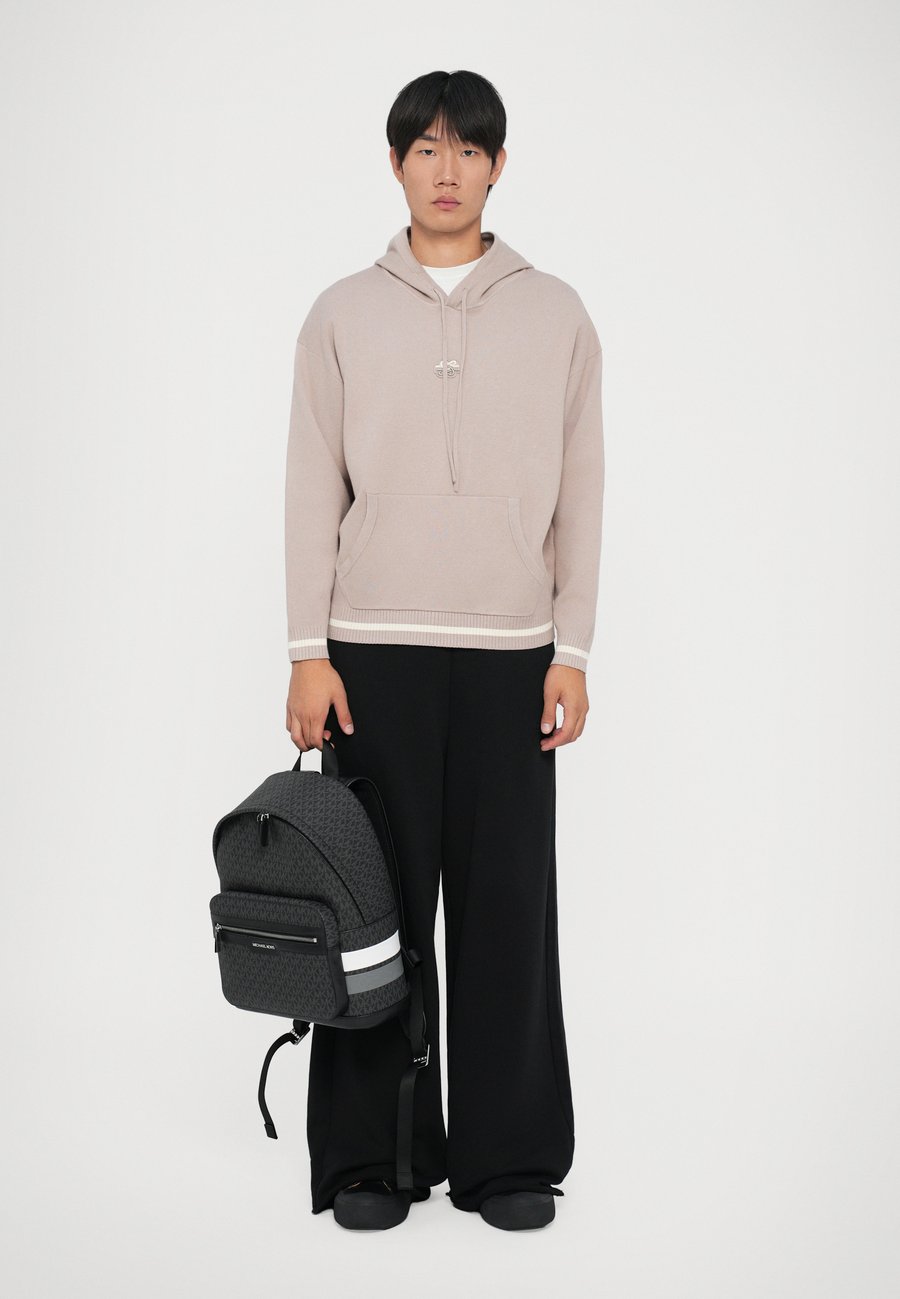 Рюкзак Michael Kors SOPO UNISEX , Storm/Dark Grey
Рюкзак Michael Kors SOPO UNISEX , Storm/Dark Grey