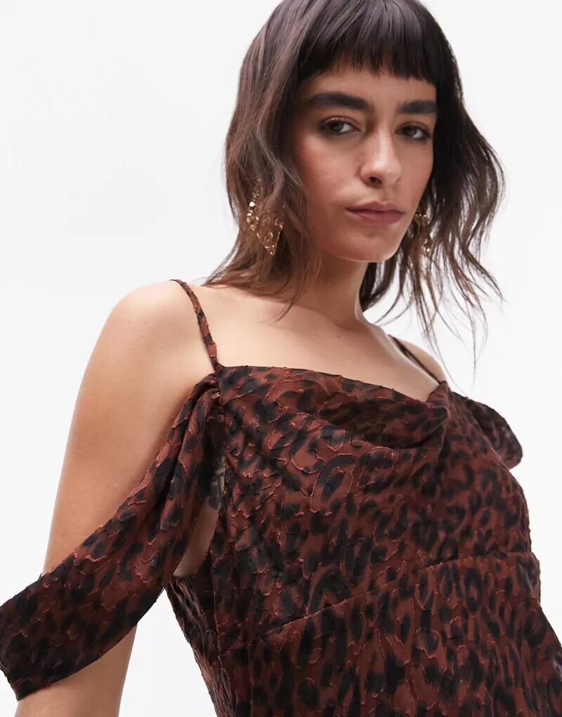 Платье миди премиум-класса на бретельках с открытыми плечами Topshop с жаккардовым животным принтом
Платье миди премиум-класса на бретельках с открытыми плечами Topshop с жаккардовым животным принтом