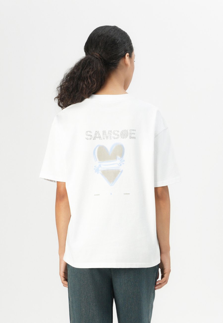 Футболка Samsøe Samsøe SAEIRA ORIGINAL, White Hug/White
Футболка Samsøe Samsøe SAEIRA ORIGINAL, White Hug/White