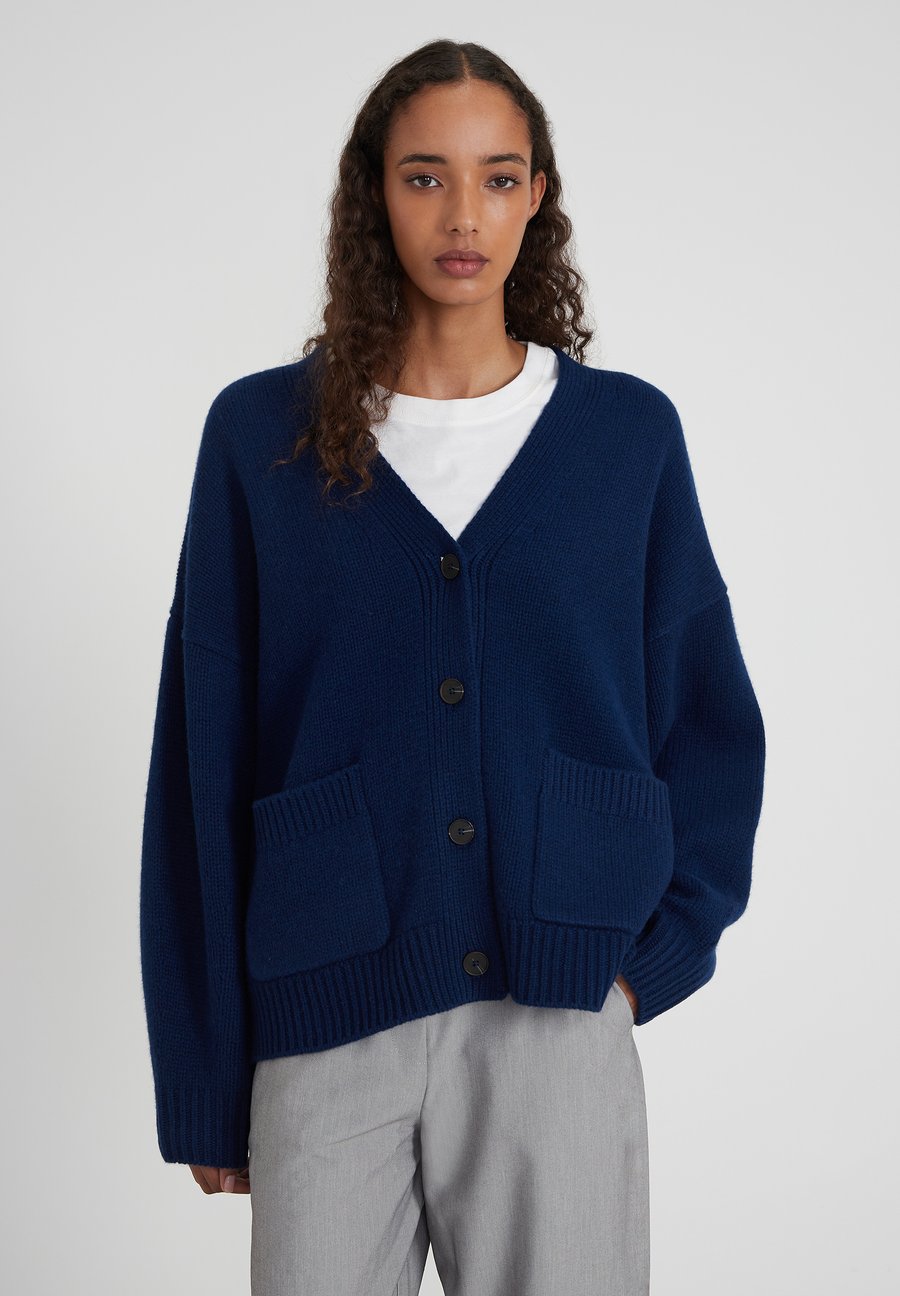 Кардиган Style Republic MERINO OVERSIZED , Space/Dark Blue
Кардиган Style Republic MERINO OVERSIZED , Space/Dark Blue
