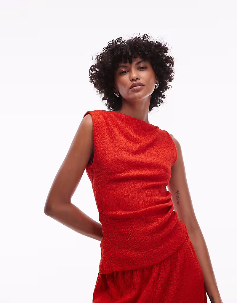Асимметричный топ с текстурированной отделкой и сборками красного цвета Topshop
Асимметричный топ с текстурированной отделкой и сборками красного цвета Topshop
