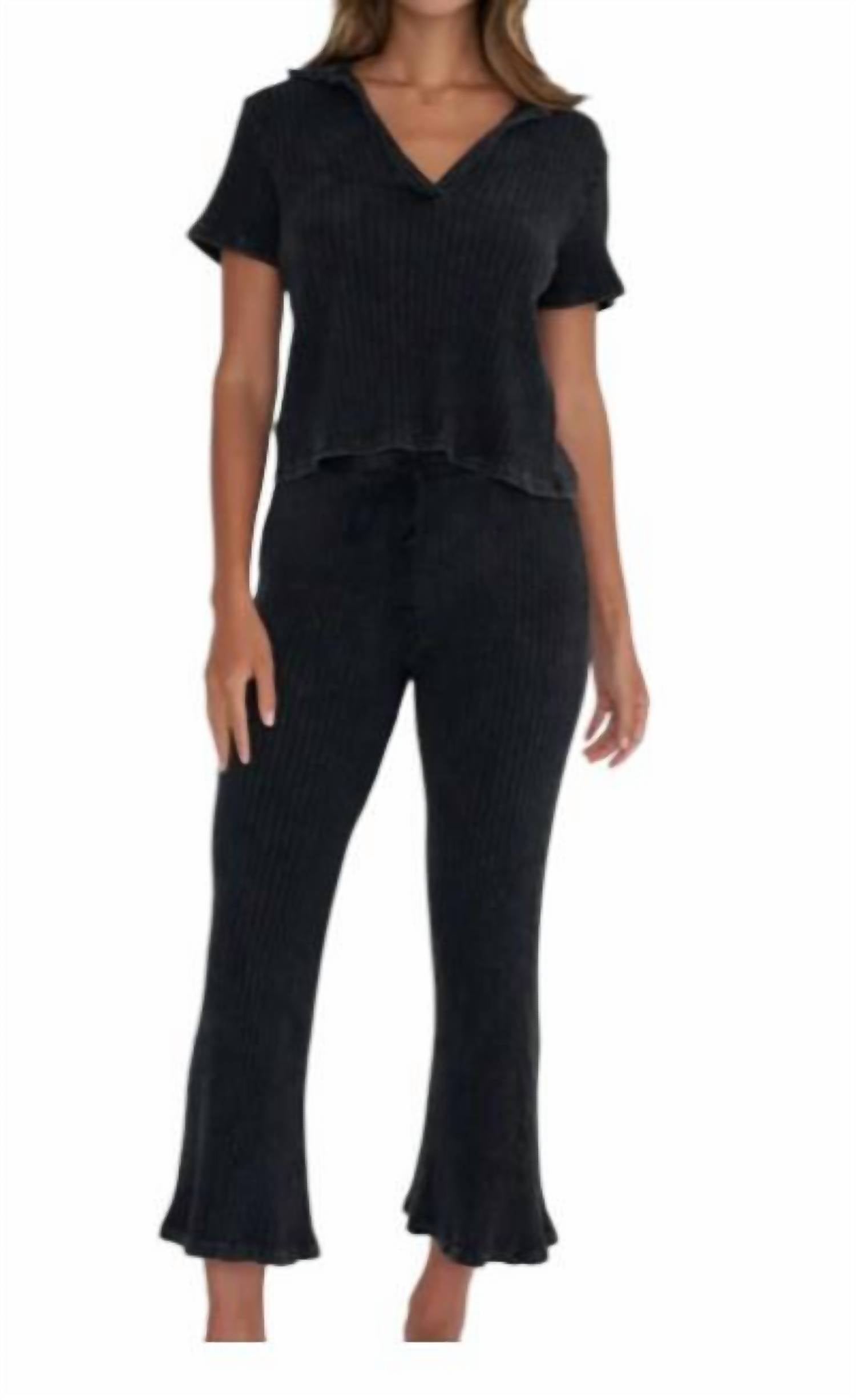 Черная футболка с воротником-стойкой PROJECT SOCIAL T
Черная футболка с воротником-стойкой PROJECT SOCIAL T