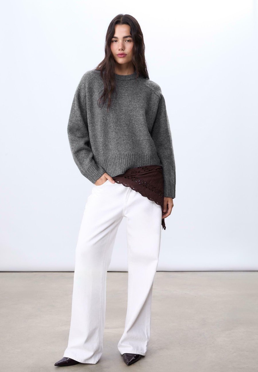 Джемпер Stradivarius BASIC SOFT SWEATER , Dark Grey
Джемпер Stradivarius BASIC SOFT SWEATER , Dark Grey