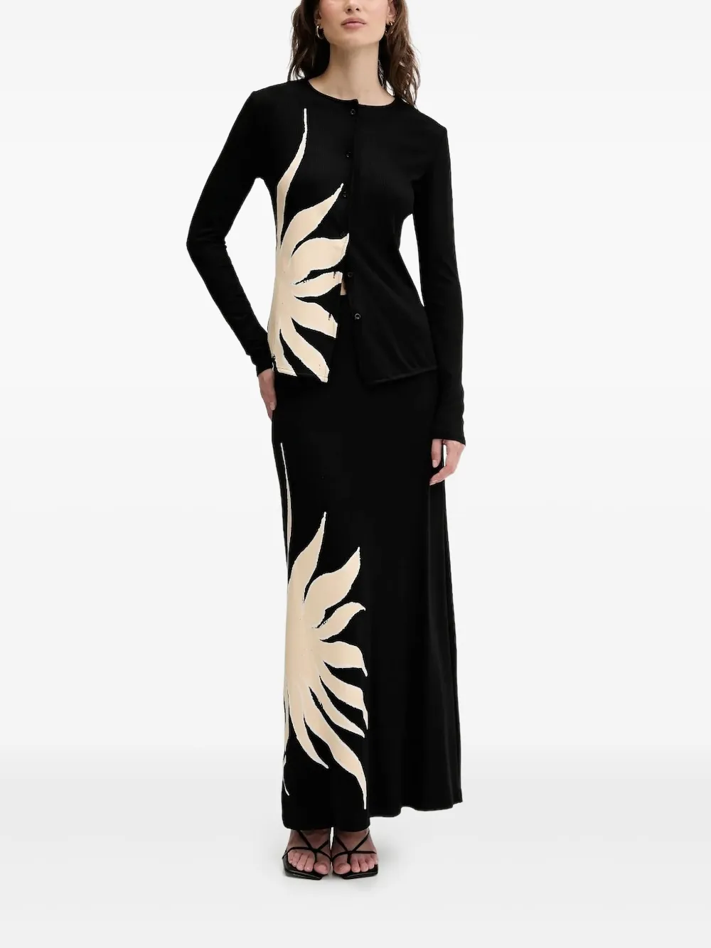 Ребристый кардиган с цветочным принтом NEVER FULLY DRESSED, черный
Ребристый кардиган с цветочным принтом NEVER FULLY DRESSED, черный