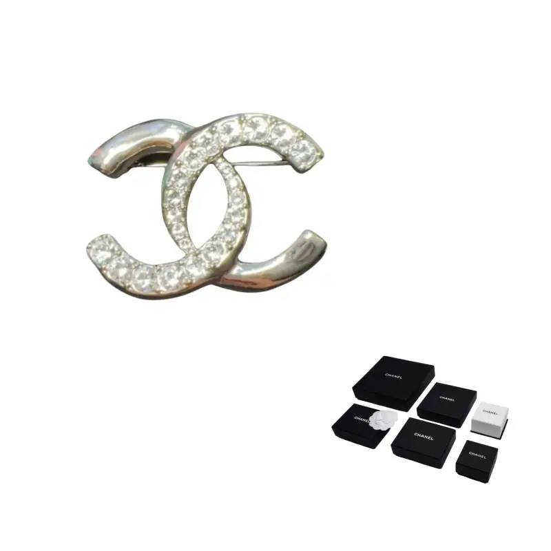 CHANEL Брошь с искусственными бриллиантами унисекс gold
CHANEL Брошь с искусственными бриллиантами унисекс gold