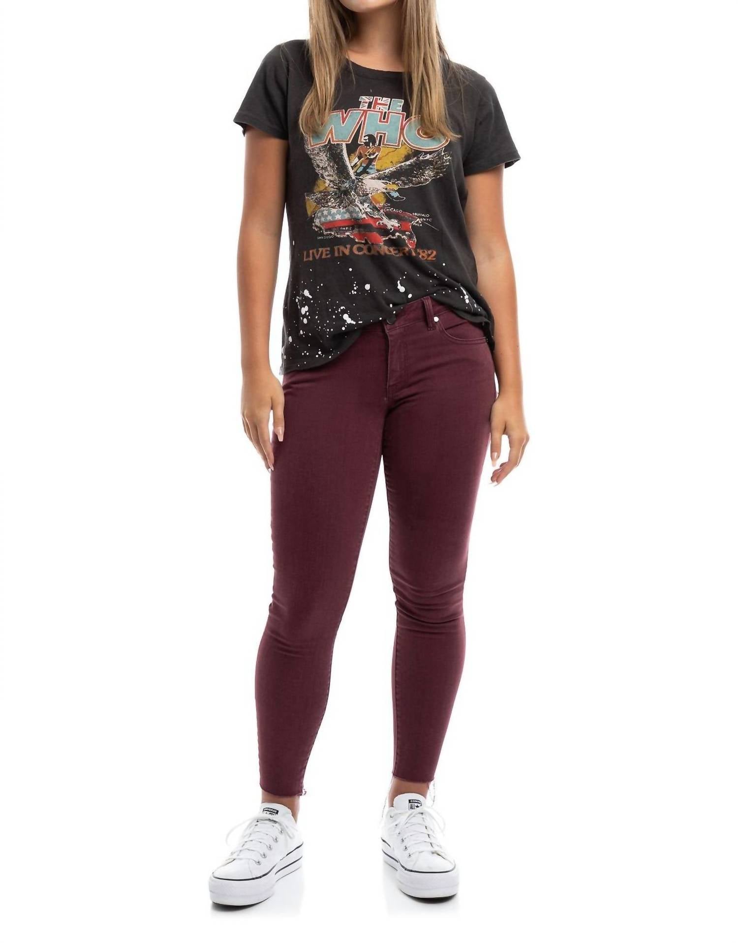 27-дюймовые джинсы средней посадки с необработанным краем в цвете Rumba Red 1822 Denim
27-дюймовые джинсы средней посадки с необработанным краем в цвете Rumba Red 1822 Denim