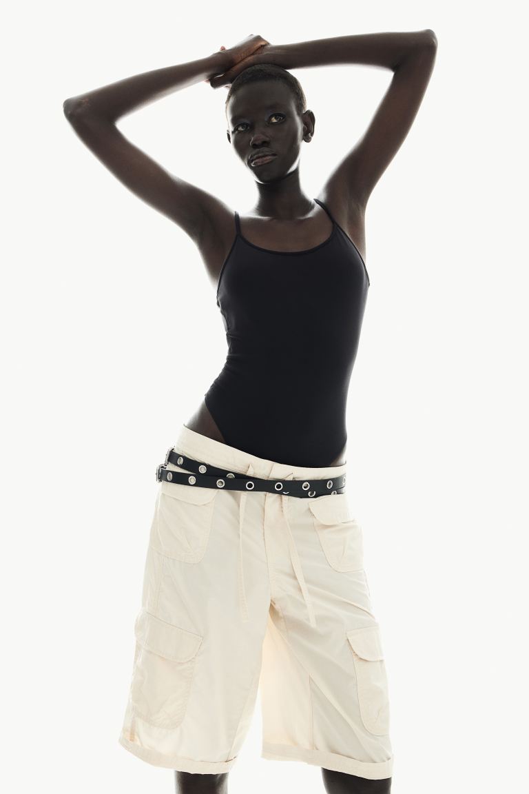 Шорты-Бермуды карго H&M, бежевый
Шорты-Бермуды карго H&M, бежевый