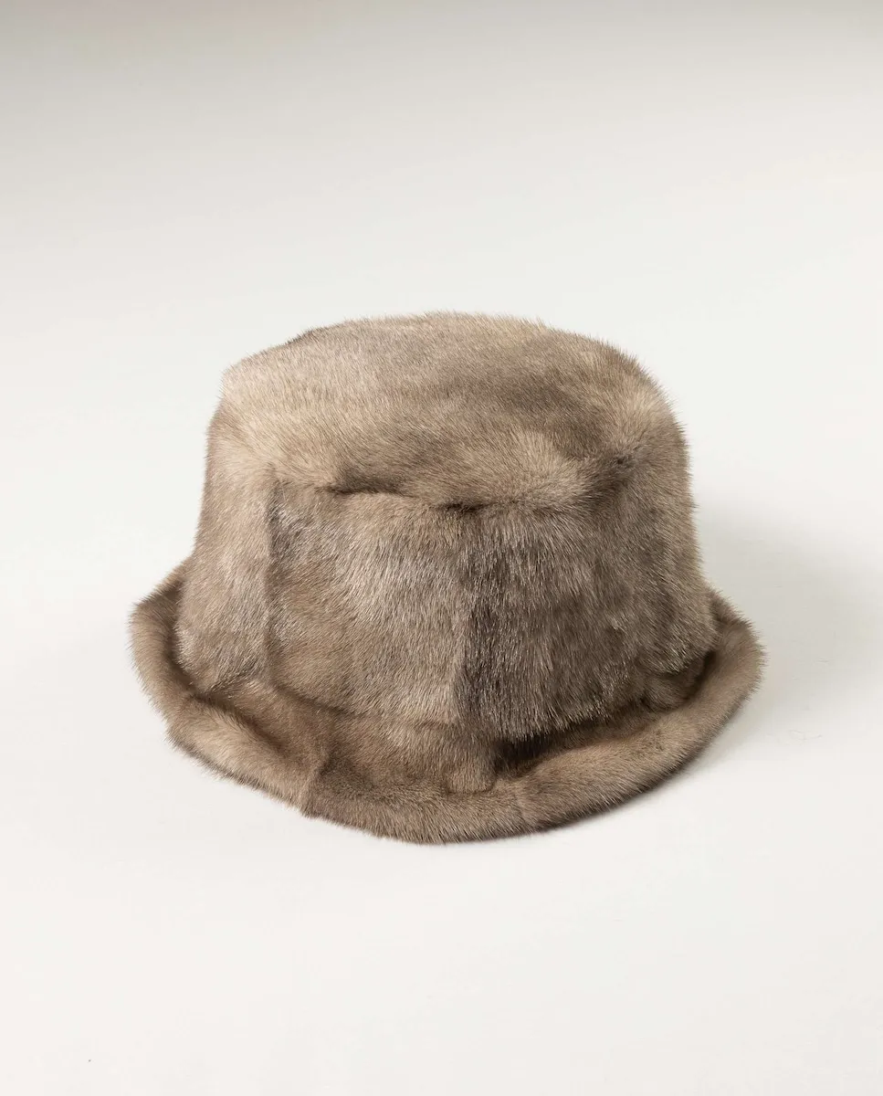 Женская шляпа из серебристого меха норки De la Roca, серебряный
Женская шляпа из серебристого меха норки De la Roca, серебряный