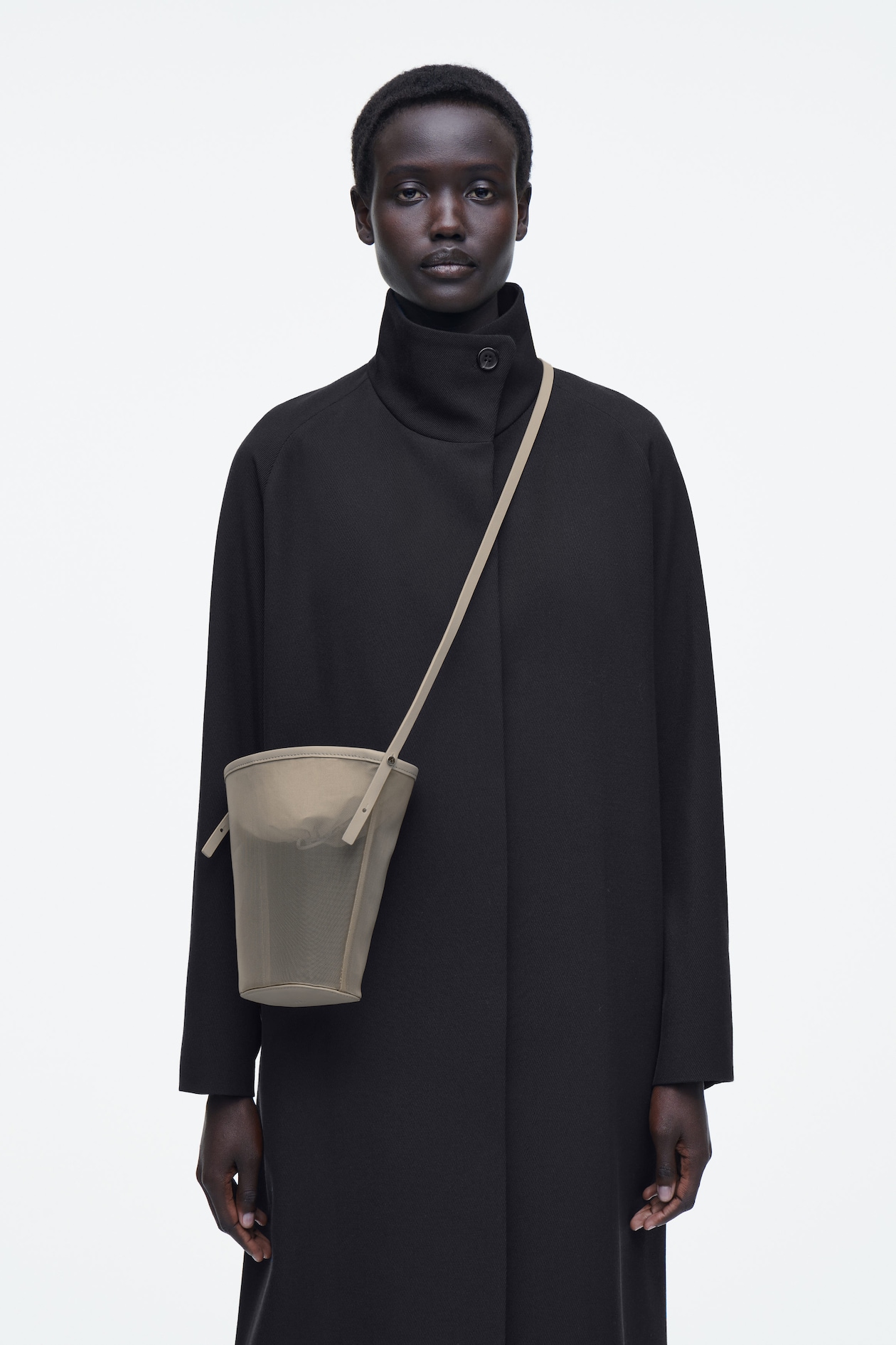 Маленькая сумка-ведро из сетчатой ткани COS, бежевый
Маленькая сумка-ведро из сетчатой ткани COS, бежевый