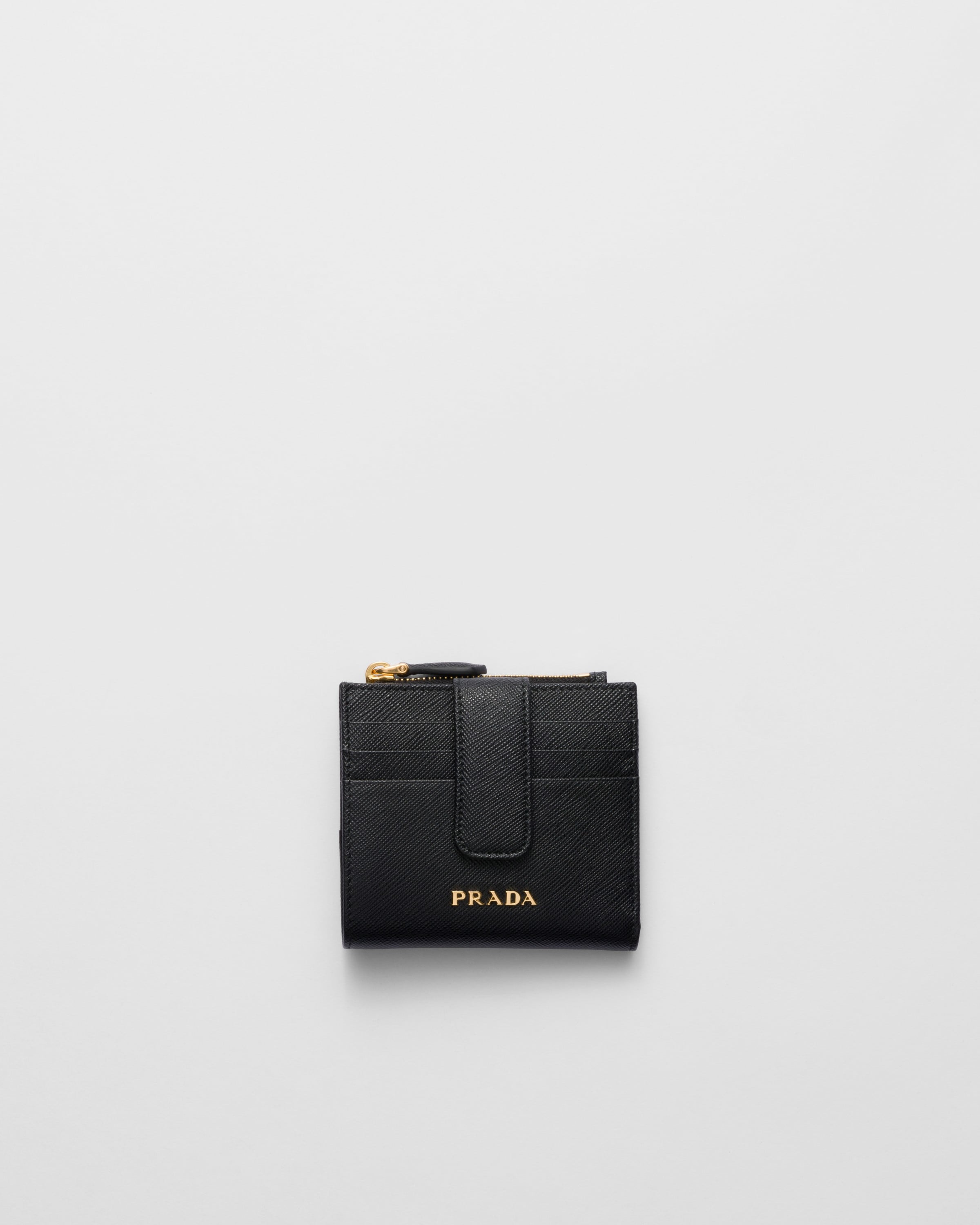 Маленький кошелек из сафьяновой кожи Prada, черный
Маленький кошелек из сафьяновой кожи Prada, черный