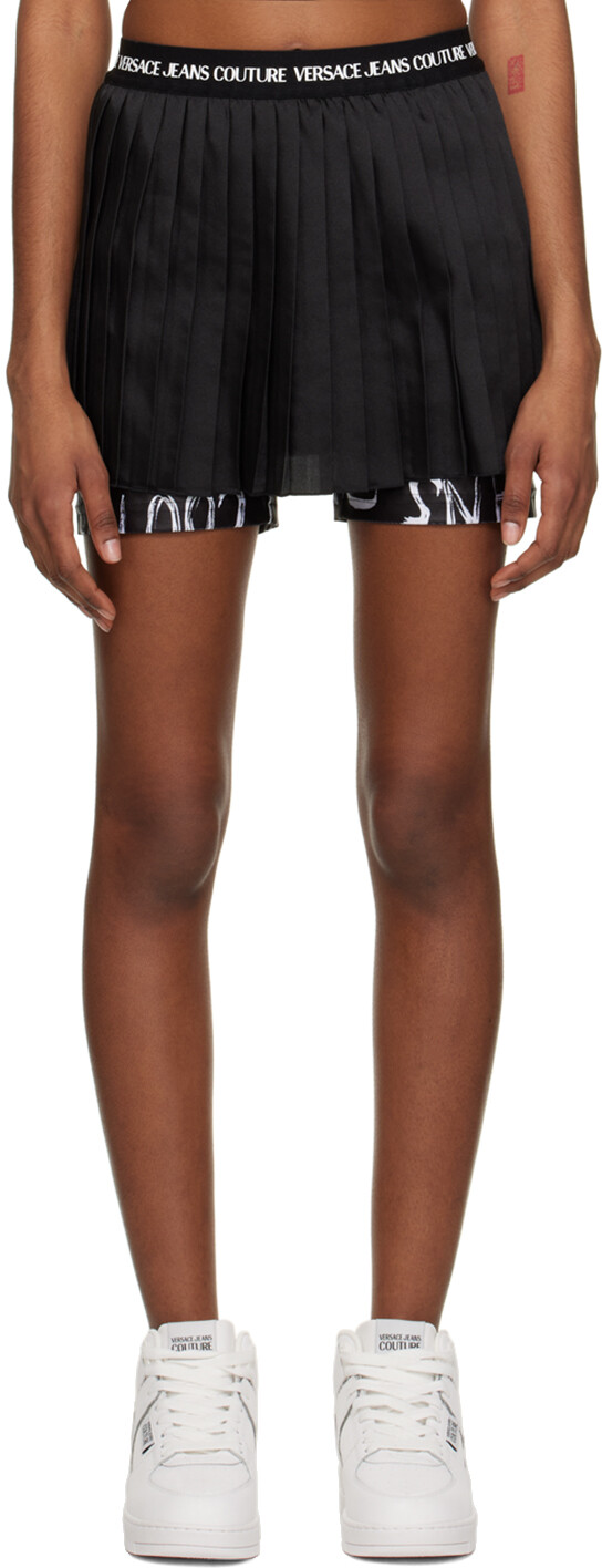 Черные шорты со складками Versace Jeans Couture
Черные шорты со складками Versace Jeans Couture