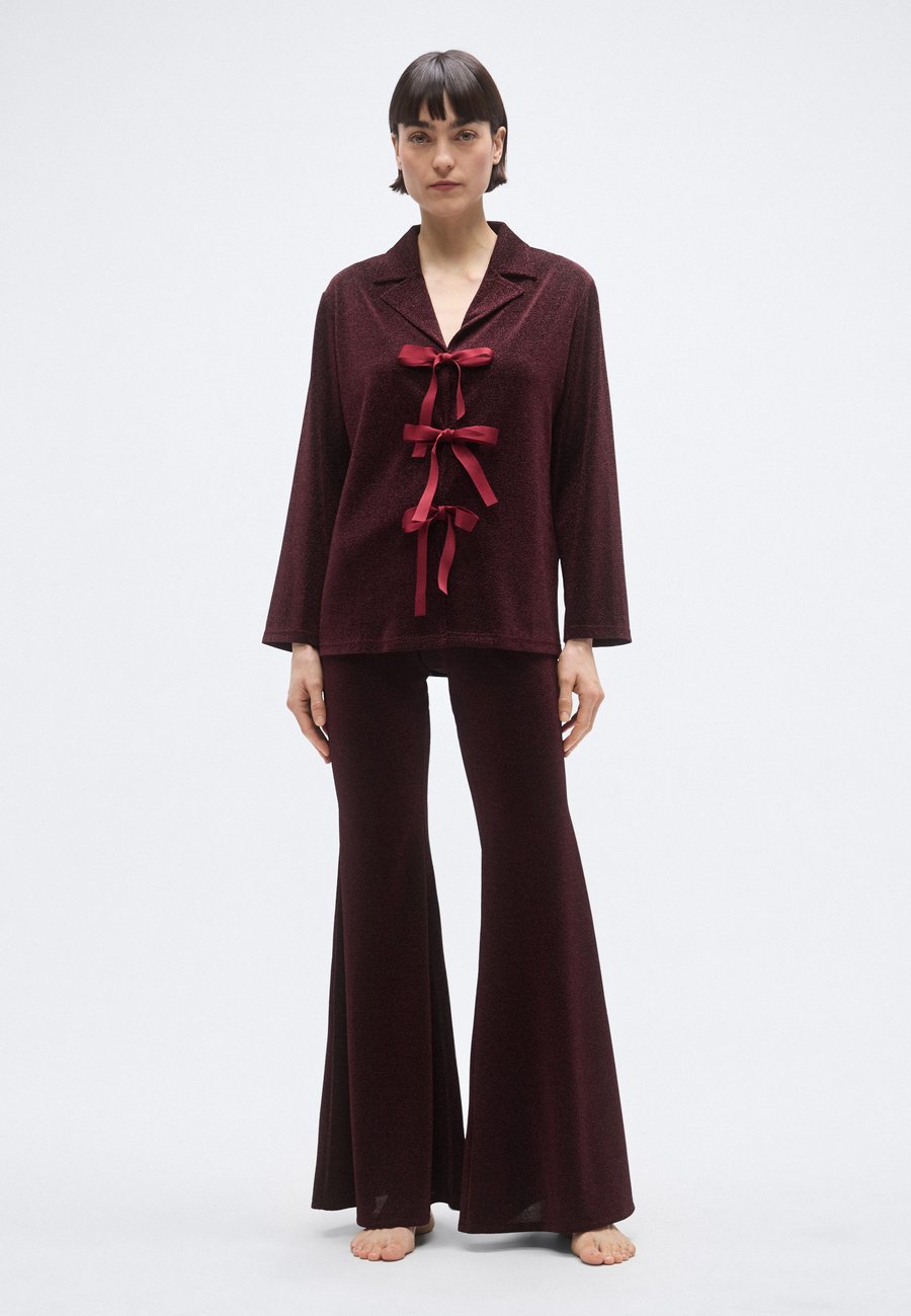 Пижамный комплект Sleeper STARDUST LOUNGE SUIT SET, Burgundy/Bordeaux
Пижамный комплект Sleeper STARDUST LOUNGE SUIT SET, Burgundy/Bordeaux