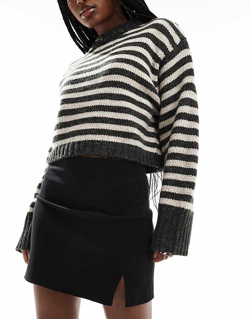 Черная мини-юбка с разрезом ASOS DESIGN
Черная мини-юбка с разрезом ASOS DESIGN