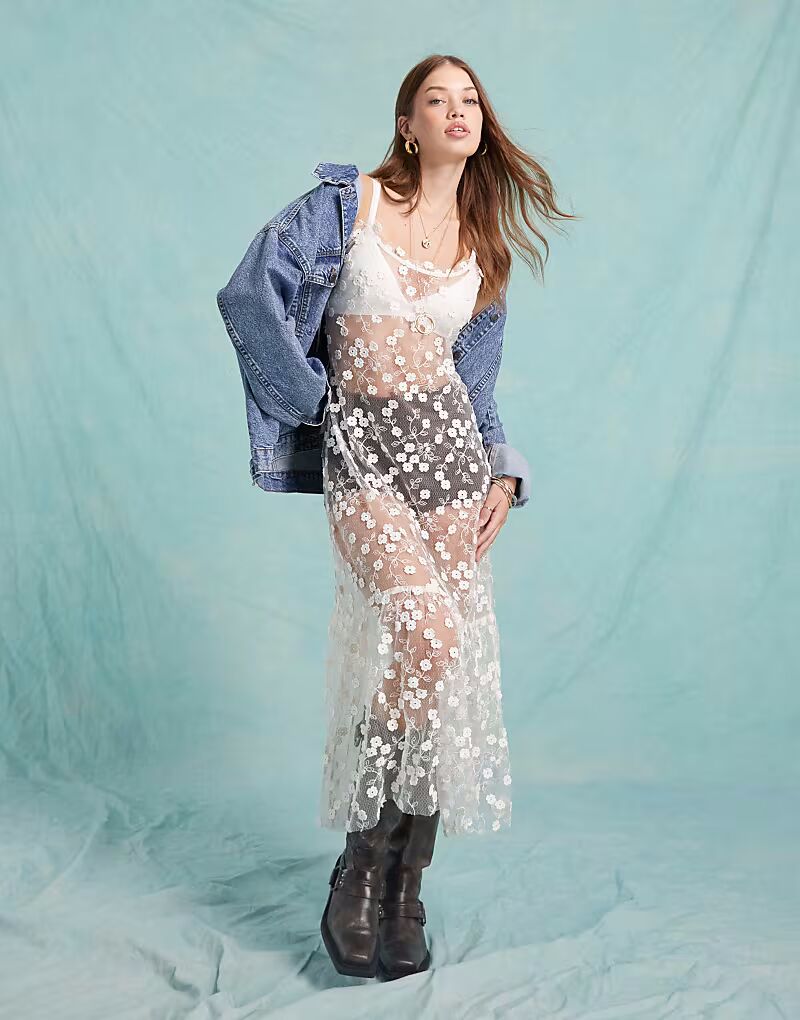 Платье Miss Selfridge с 3D-цветочным принтом цвета слоновой кости
Платье Miss Selfridge с 3D-цветочным принтом цвета слоновой кости