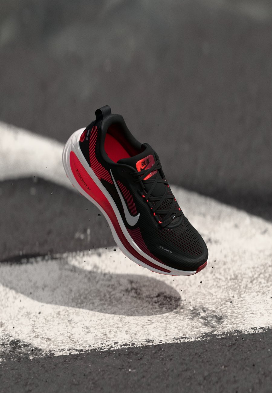 Кроссовки Nike Performance VOMERO 18, Black/Summit White/Bright Crimson/Team Red/Metallic Silver/Black
Кроссовки Nike Performance VOMERO 18, Black/Summit White/Bright Crimson/Team Red/Metallic Silver/Black
