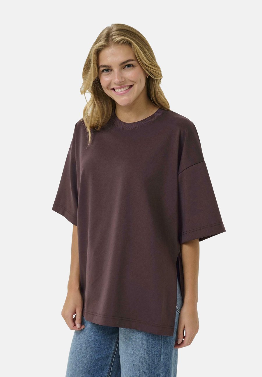 Футболка Kaffe SLIT, Fudge/Bordeaux
Футболка Kaffe SLIT, Fudge/Bordeaux