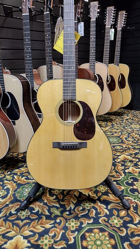 Стандартная серия Martin 000-18 Standard Series 000-18
Стандартная серия Martin 000-18 Standard Series 000-18