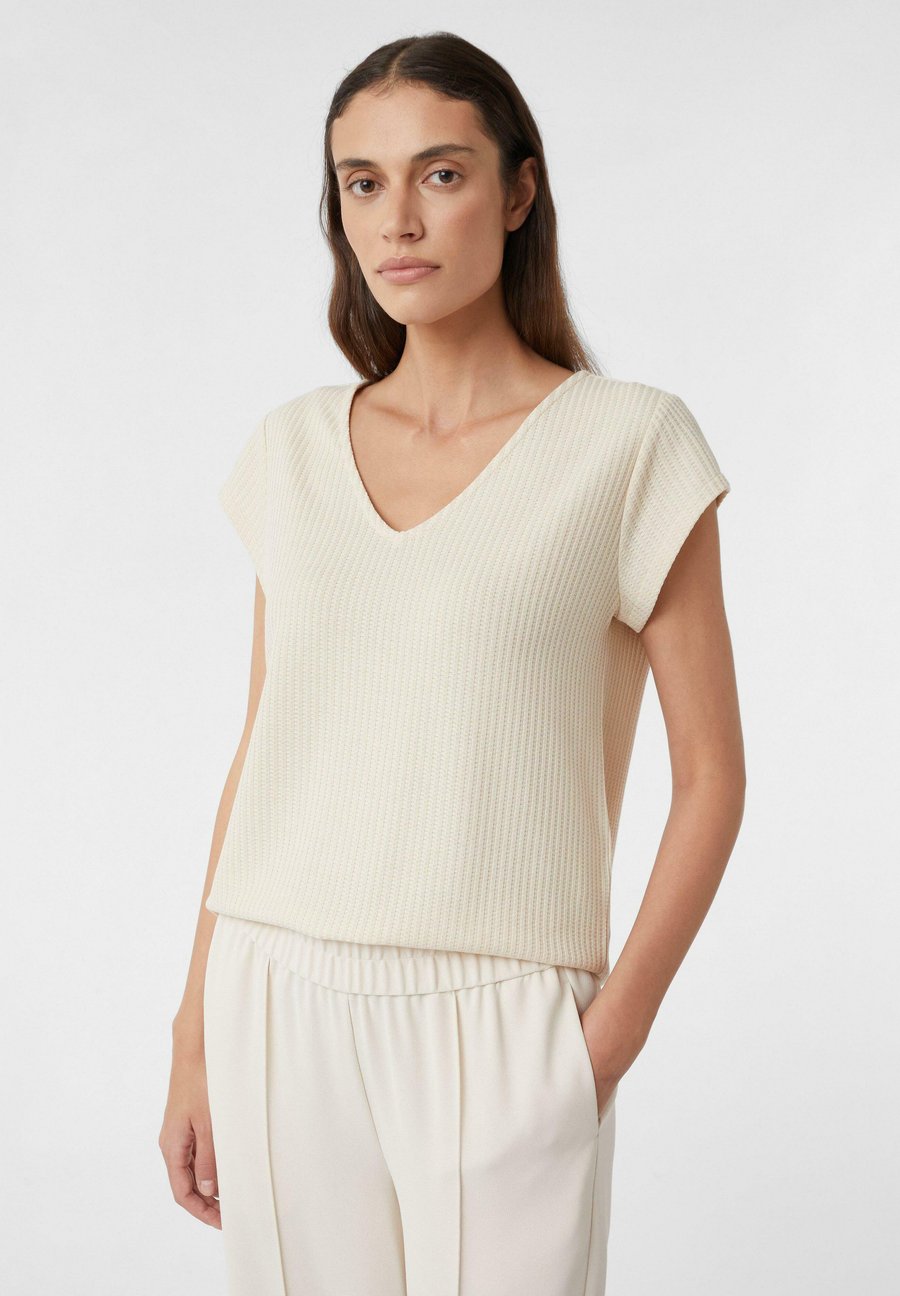 Футболка comma MIT V-AUSSCHNITT, Beige
Футболка comma MIT V-AUSSCHNITT, Beige