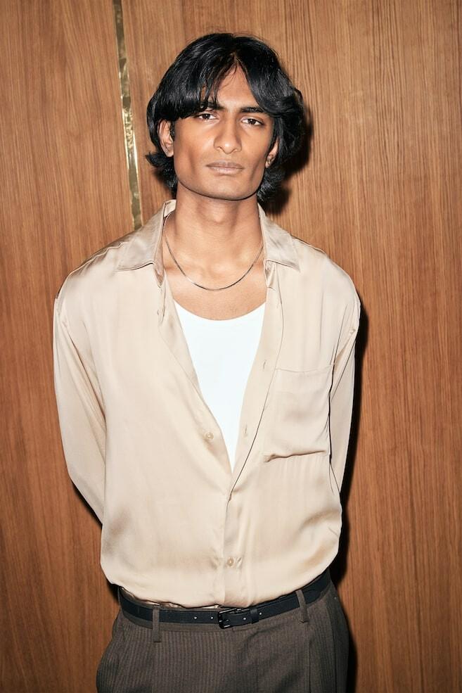 Рубашка из атласа обычного кроя H&M, бежевый
Рубашка из атласа обычного кроя H&M, бежевый