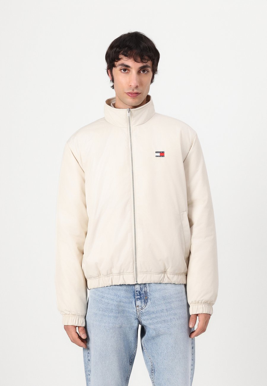 Куртка Tommy Jeans TJM ESSENTIAL PADDED, Desert Sand Dune/Sand
Куртка Tommy Jeans TJM ESSENTIAL PADDED, Desert Sand Dune/Sand