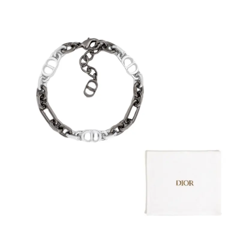 DIOR Серебряный браслет из латуни для мужчин
DIOR Серебряный браслет из латуни для мужчин