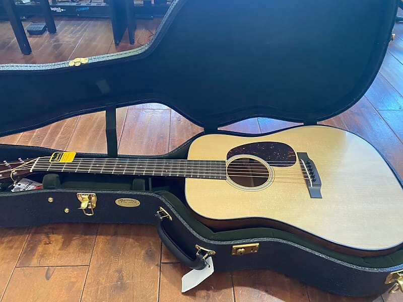 Martin D-18 Authentic 1937 года с VTS # 2634405 (4 фунта, 1,6 унции) D-18 Authentic 1937 with VTS
Martin D-18 Authentic 1937 года с VTS # 2634405 (4 фунта, 1,6 унции) D-18 Authentic 1937 with VTS