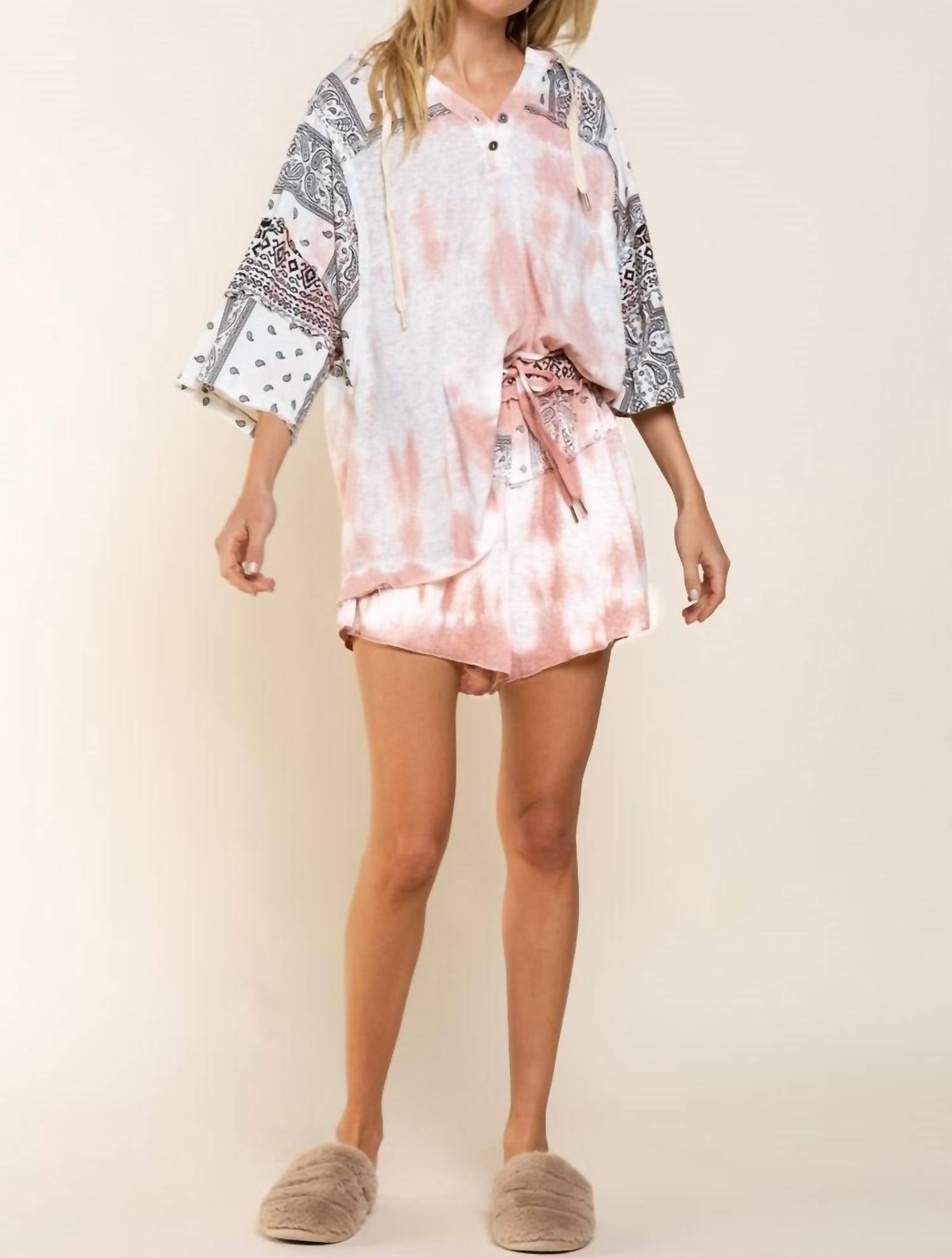 Топ с миксом узоров пейсли в розово-черном цвете POL
Топ с миксом узоров пейсли в розово-черном цвете POL