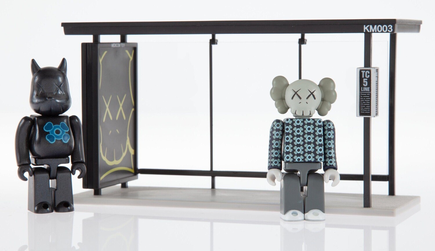 Набор виниловых фигурок Kaws x Medicom Bus Stop Series Volume, 2 предмета
Набор виниловых фигурок Kaws x Medicom Bus Stop Series Volume, 2 предмета