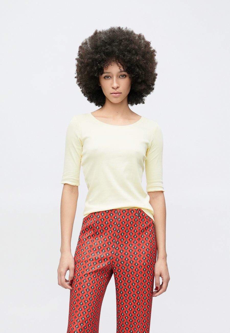 Футболка Marc Cain Basic T-shirt, Flan/Yellow, Желтый, Футболка Marc Cain Basic T-shirt, Flan/Yellow
Футболка Marc Cain Basic T-shirt, Flan/Yellow, Желтый, Футболка Marc Cain Basic T-shirt, Flan/Yellow