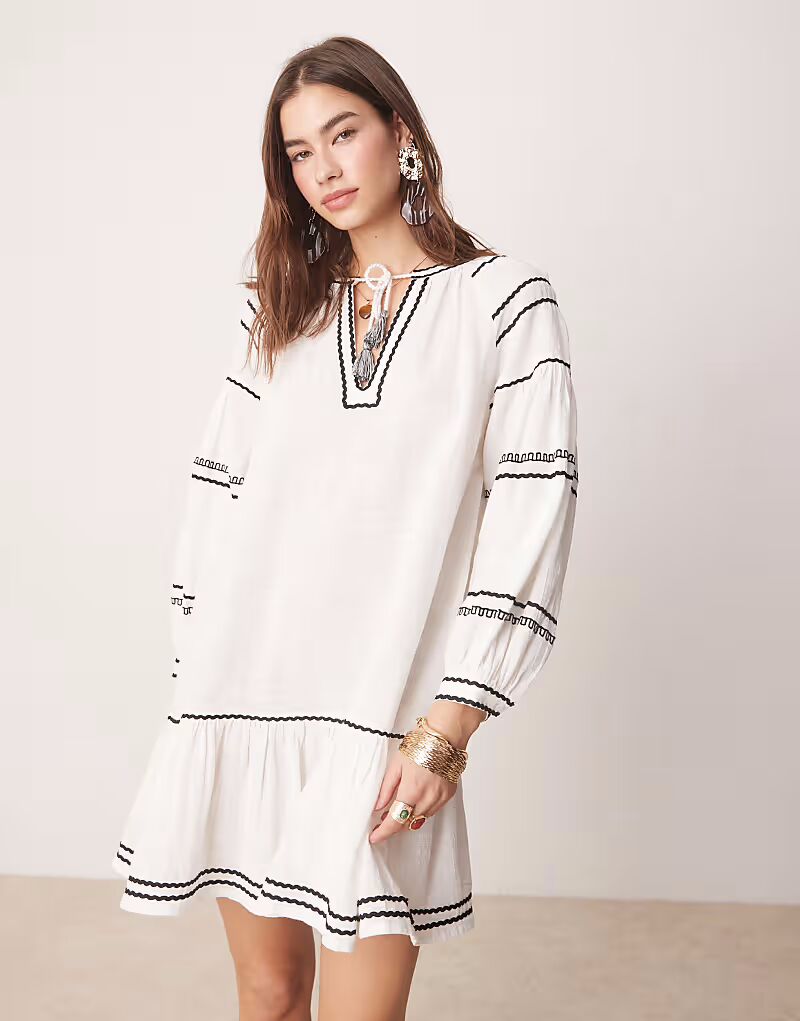 Пляжное мини-платье Iisla & Bird с длинными рукавами белого цвета с контрастной отделкой
Пляжное мини-платье Iisla & Bird с длинными рукавами белого цвета с контрастной отделкой