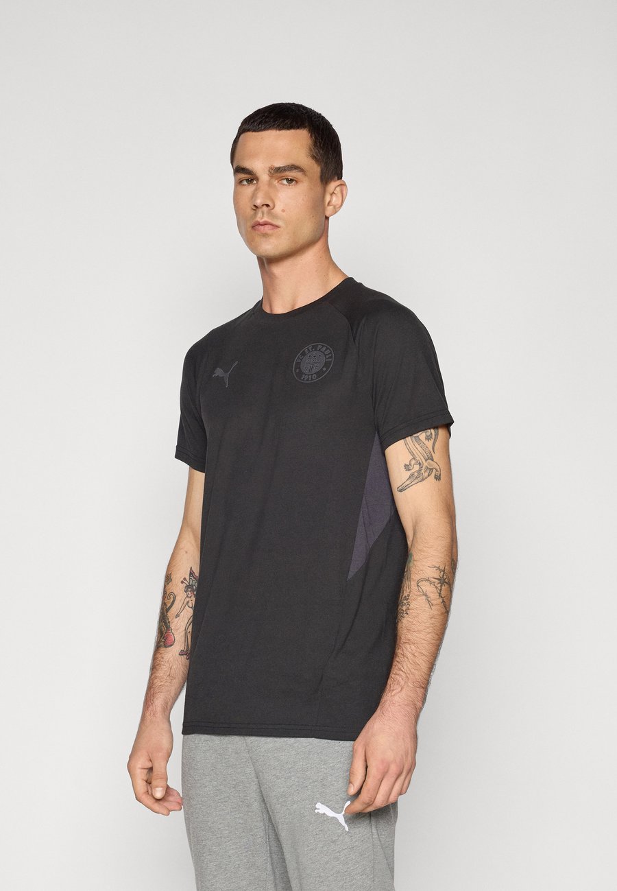 Спортивная футболка Puma FCSP EVOSTRIPE TEE, Black/Flat Dark Gray/Black
Спортивная футболка Puma FCSP EVOSTRIPE TEE, Black/Flat Dark Gray/Black