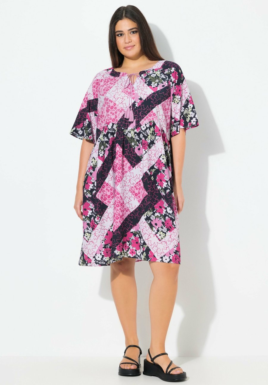 Платье Ulla Popken FLORAL PATCHWORK SHORT SLEEVE, Bold Pink/Pink
Платье Ulla Popken FLORAL PATCHWORK SHORT SLEEVE, Bold Pink/Pink