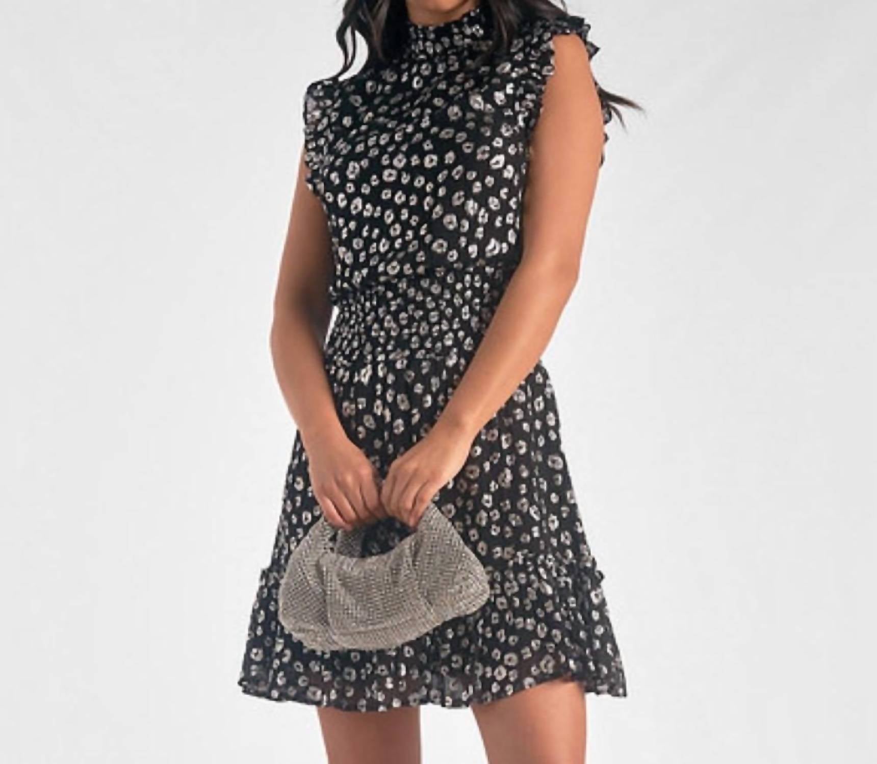 Серебряное платье с изображением животных в черном/серебристом цвете ELAN
Серебряное платье с изображением животных в черном/серебристом цвете ELAN