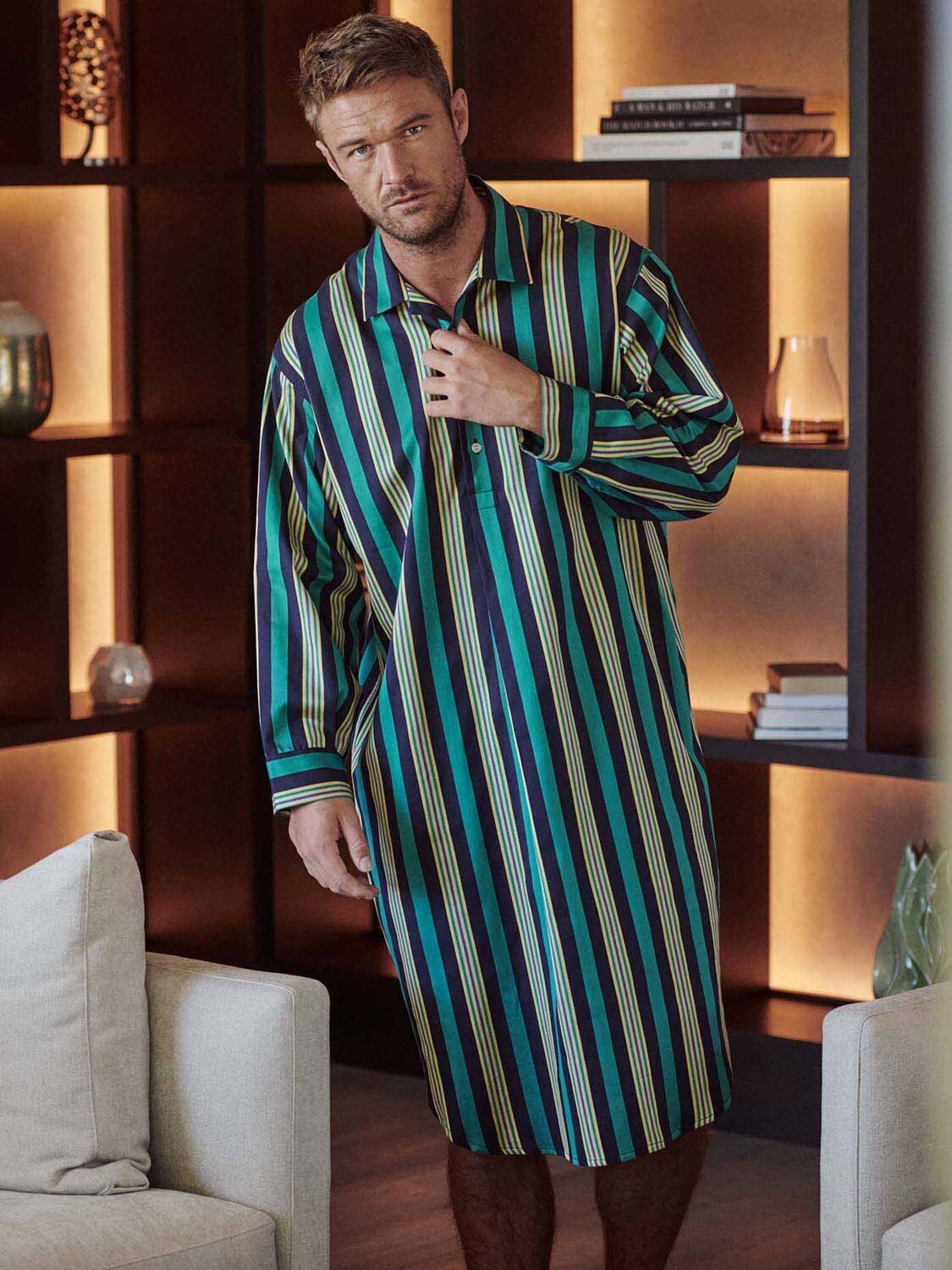 Полковая ночная рубашка в атласную полоску British Boxers, темно-синий/нефрит
Полковая ночная рубашка в атласную полоску British Boxers, темно-синий/нефрит