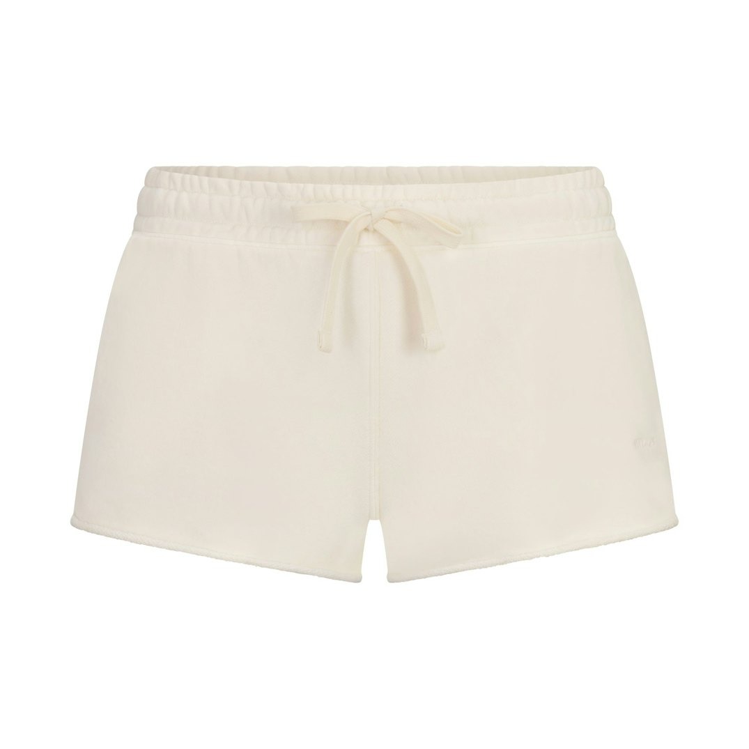 Шорты SKIMS French Terry Raw Edge, бежевый
Шорты SKIMS French Terry Raw Edge, бежевый