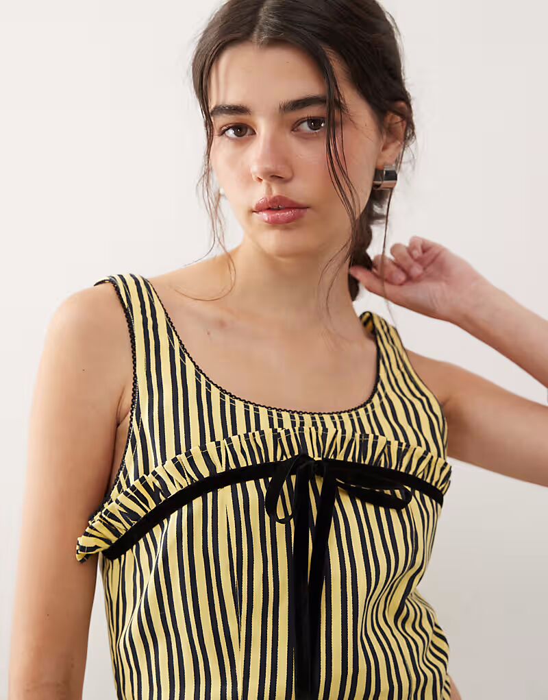 Полосатый топ с отделкой в желтую полоску Collusion
Полосатый топ с отделкой в желтую полоску Collusion