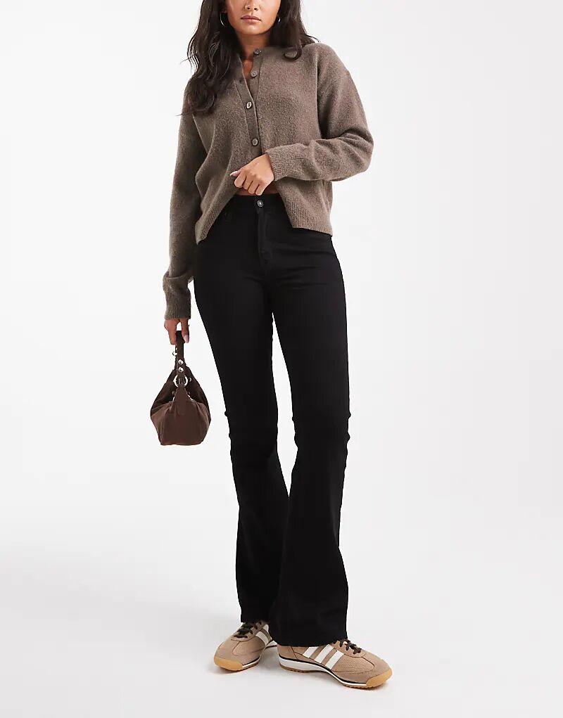 Джинсы Levi's 726 с высокой талией и клешем черного цвета
Джинсы Levi's 726 с высокой талией и клешем черного цвета