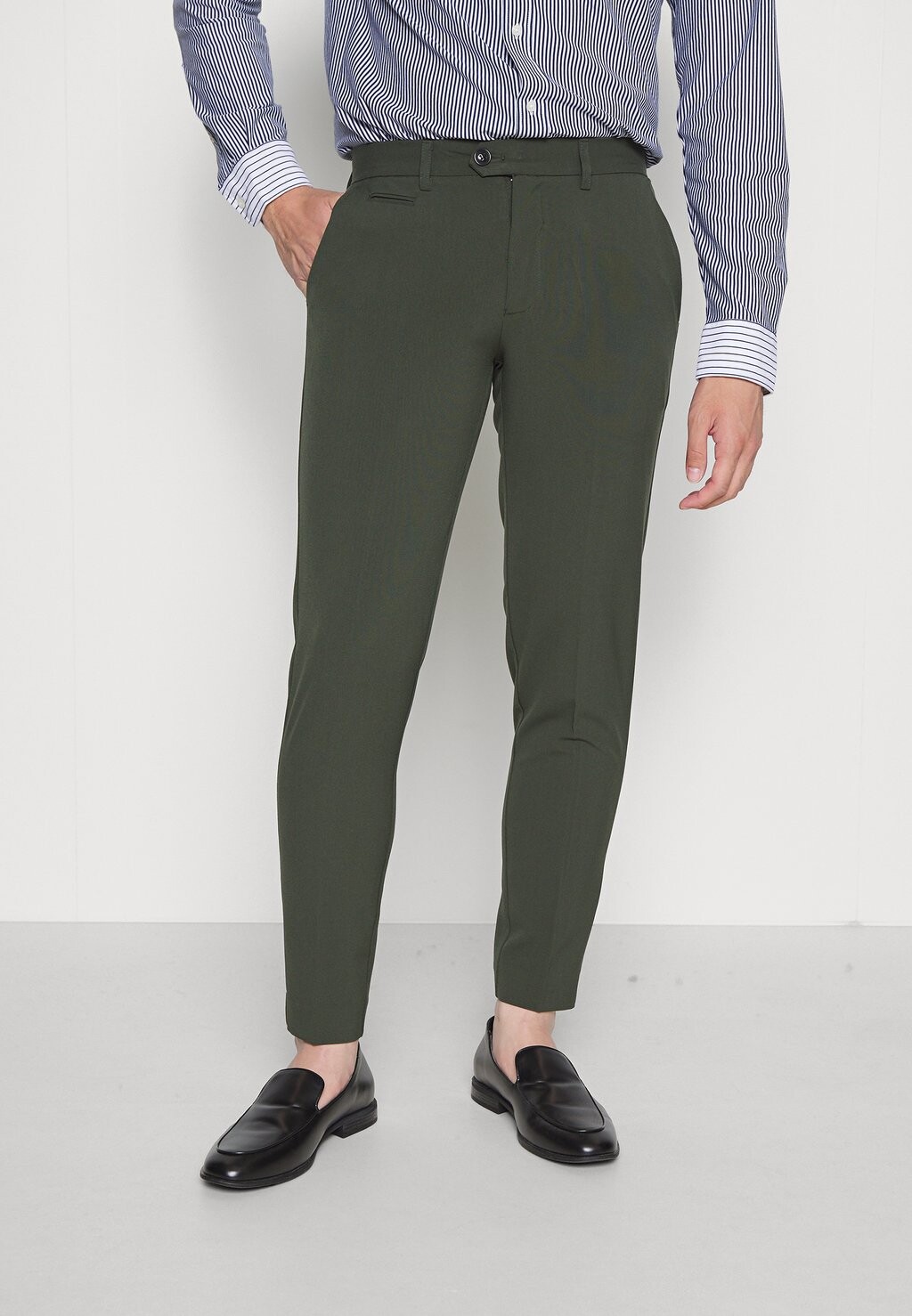 Чиносы Slim Fit Club Pants Lindbergh, цвет wood green
Чиносы Slim Fit Club Pants Lindbergh, цвет wood green