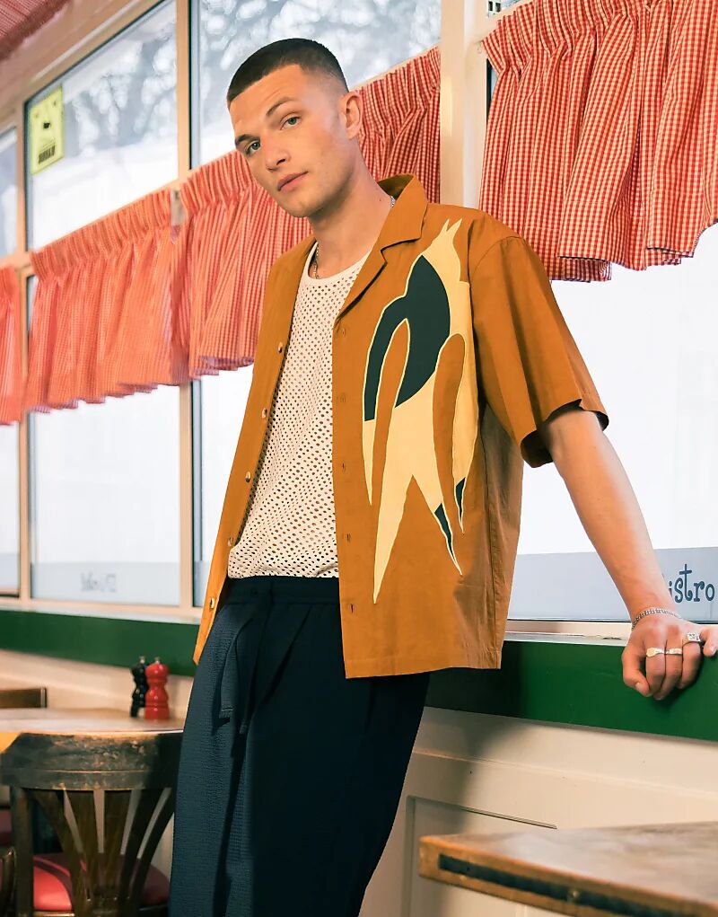 Рубашка Topman с короткими рукавами и вышитыми нашивками светло-коричневого цвета
Рубашка Topman с короткими рукавами и вышитыми нашивками светло-коричневого цвета