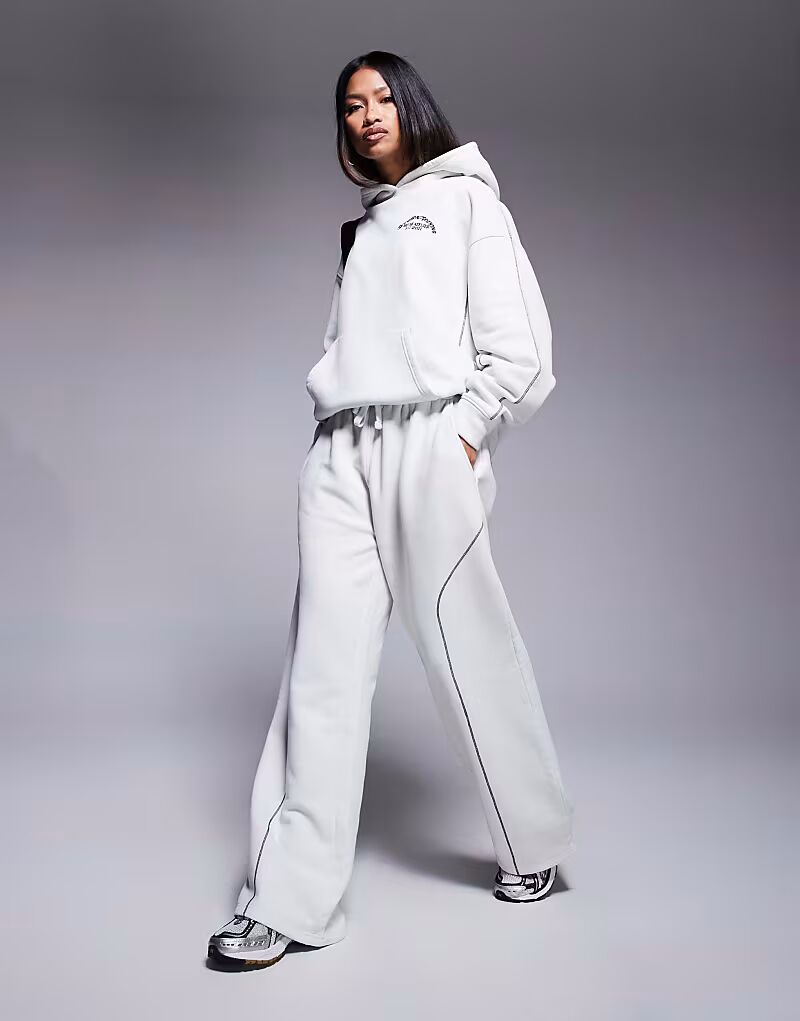 Спортивные брюки Good For Nothing с отделкой швами светло-серого цвета
Спортивные брюки Good For Nothing с отделкой швами светло-серого цвета