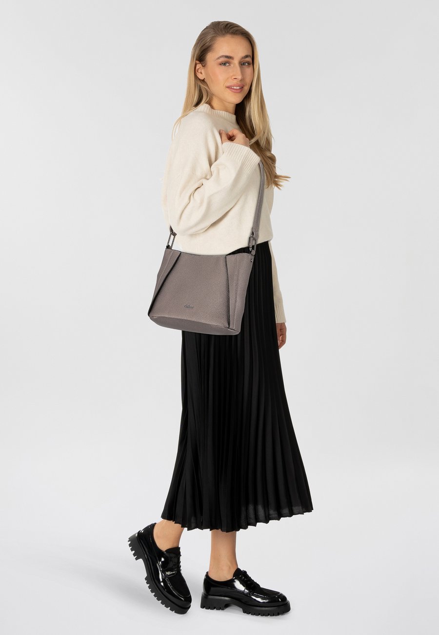 Сумка кросс-боди Gabor Cross body bag, Old Silver/Silver-Coloured
Сумка кросс-боди Gabor Cross body bag, Old Silver/Silver-Coloured