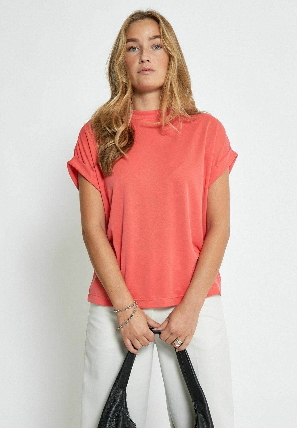 Базовая футболка AVELYN Minus, розовый
Базовая футболка AVELYN Minus, розовый