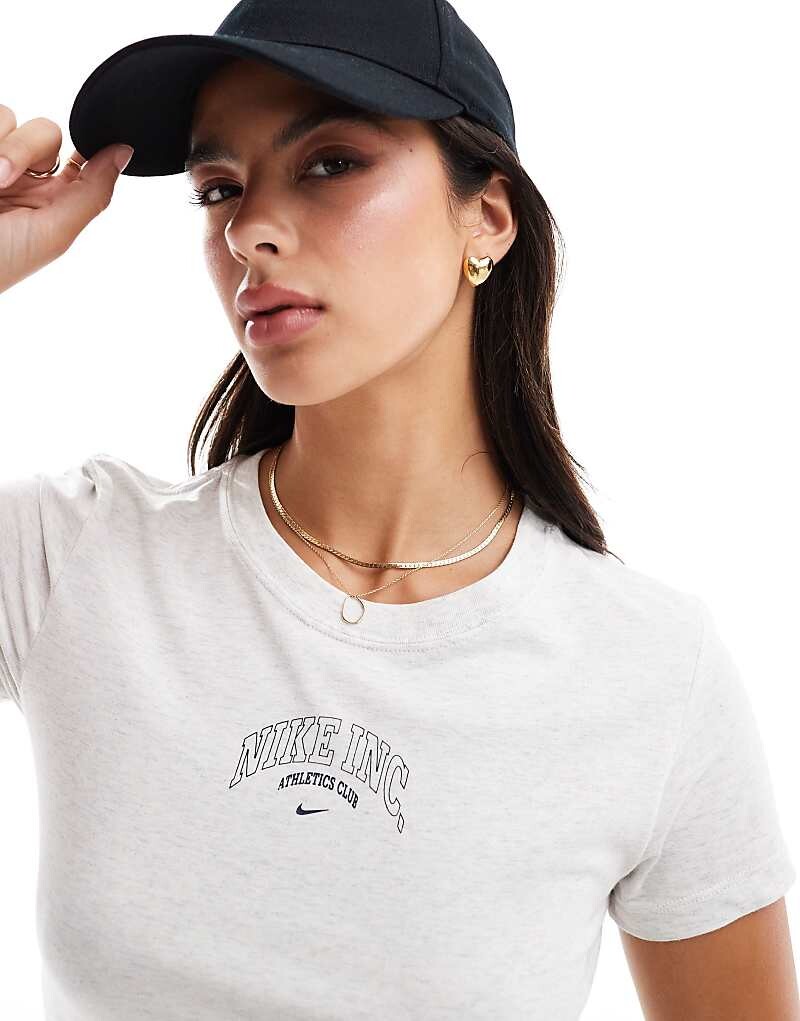 Белоснежная укороченная футболка с графическим рисунком Nike Essential Athletics Club
Белоснежная укороченная футболка с графическим рисунком Nike Essential Athletics Club