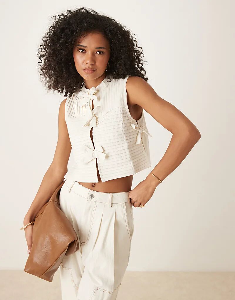 Топ с бантом Ghospell кремового цвета — часть комплекта
Топ с бантом Ghospell кремового цвета — часть комплекта